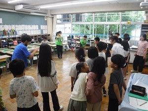 ③